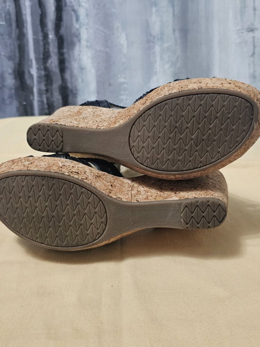 G.H. Bass & Co. Women's Black Leather Strappy Cork Wedge Sandals Shoes - Size 6 - Picture 6 of 7